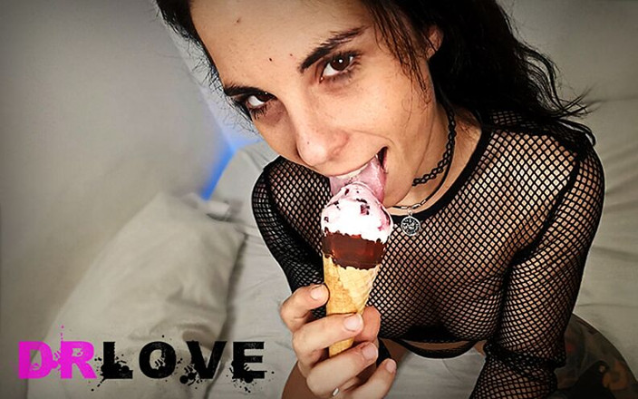 Dr Love: 자지와 아이스크림을 사랑하는 작은 여우