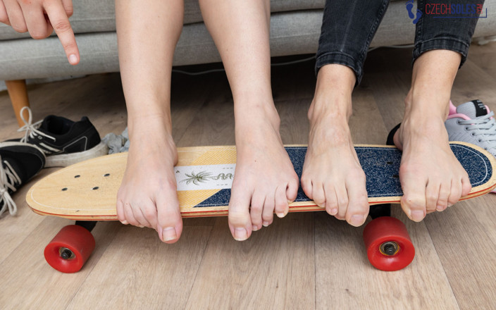 Czech Soles - foot fetish content: Seksowne nagie stopy dziewcząt w łyżwiarstwie