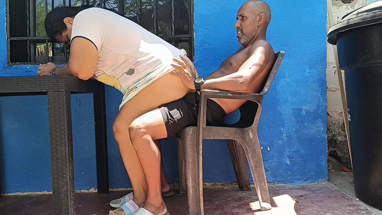 Adribella69: Sexe en plein air avec ma voisine excitée à gros cul
