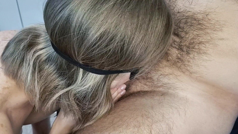 Mark: Cewek seksi rambut pirang dengan tubuh langsing ini suka banget...