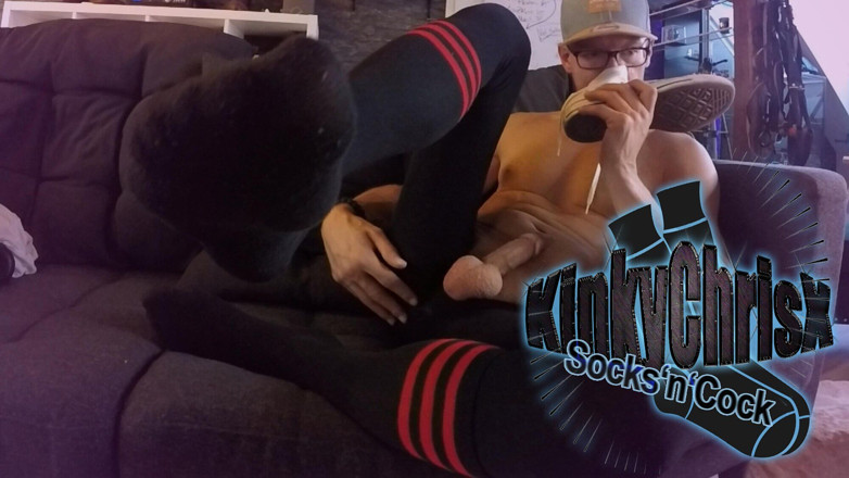 KinkyChrisX: Kinkychrisx zieht leggings an - schnüffelt turnschuhe und kommt auf seine...