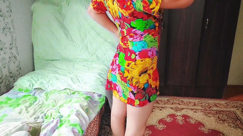 Kitty_Cross: Seksowny Femboy powoli się rozbiera, patrząc prosto na ciebie