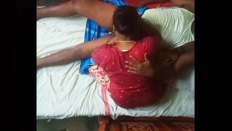 Priyanka314: Priyanka si istri india lagi asik nyepong kontol teman suaminya...