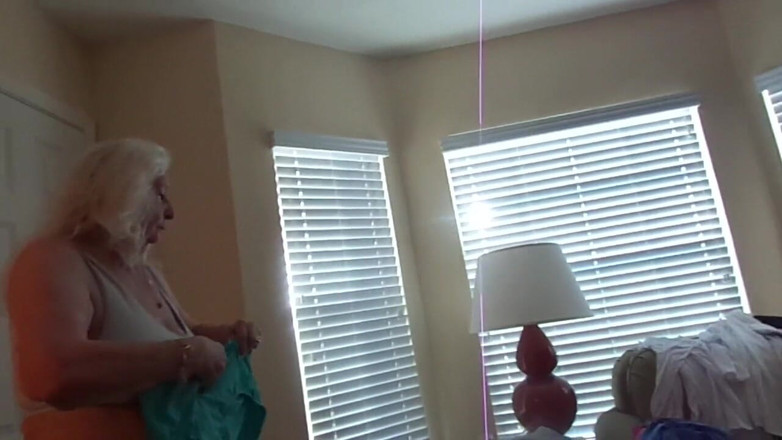 BBW nurse Vicki adventures with friends: Сексуальна голландська блондинка зараз 84 роки, і все ще красива одягається і роздягається 4 u