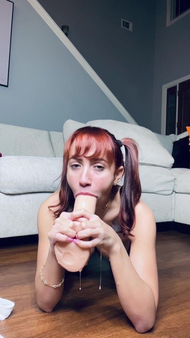 Yinbebecita: O curvă minionă ia un vibrator imens și se fute cu...