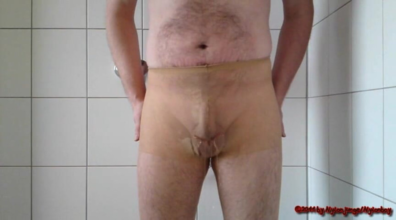 Carmen_Nylonjunge: Pissing nelle calze a sperma