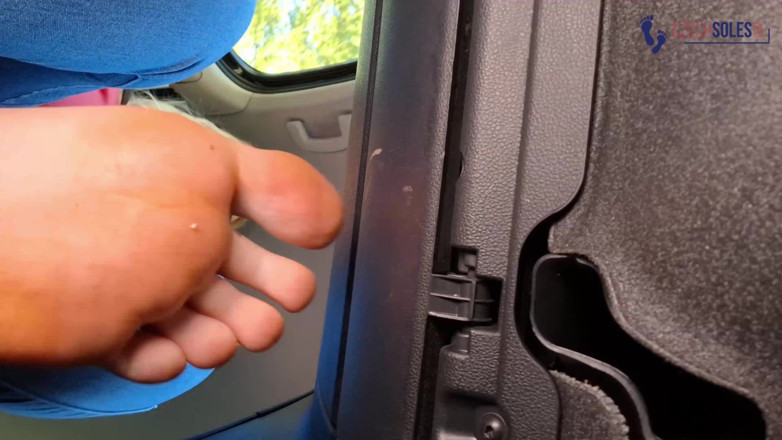 Czech Soles - foot fetish content: POW niewolnik pod dużymi stopami twojej kochanki