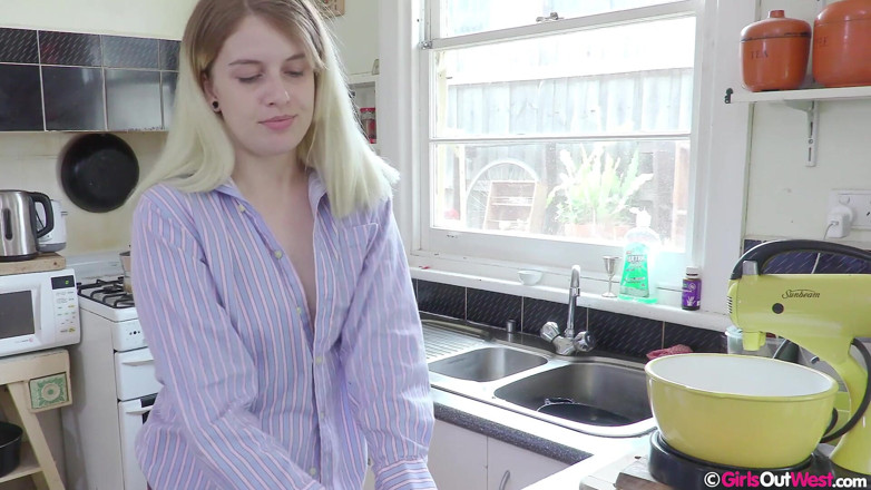 Girls Out West: La bionda dai seni piccoli katie Gee si sditalina la...