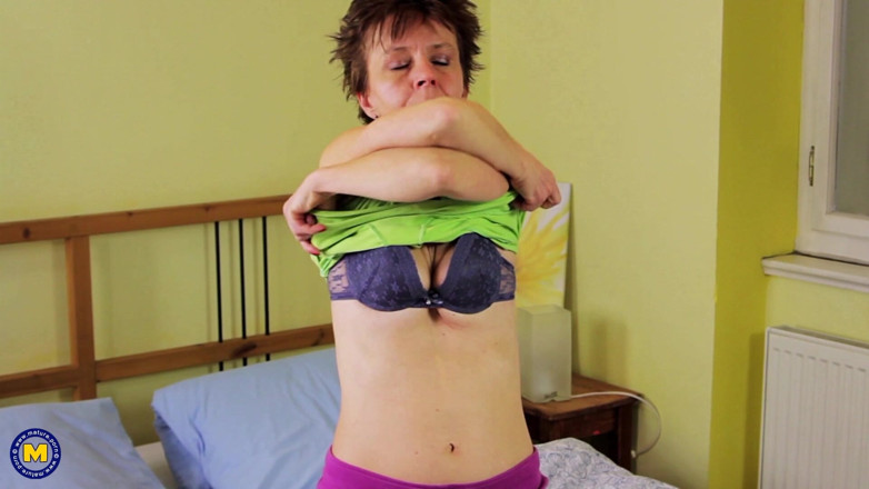 Mature NL: Une Femme Mature Mince Doigte Sa Chatte Poilue