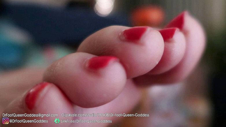 Dr. Foot Queen Goddess: Riprendo di nascosto il suole del tavolo del caffè mostra...