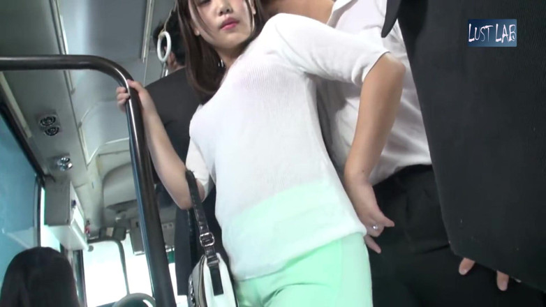 Lust lab: 混雑したバスのラッシュ。タイトなパンツの妻はしっかりと押さえつけられ、パンティのラインが見え、その瞬間に身を任せて - パート2