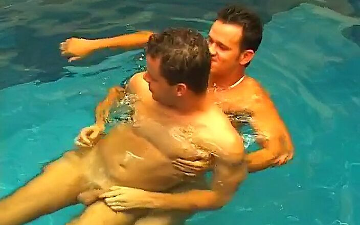 Gays Case: Igor Dos Santos, étalon musclé, invite le joli Sandro Bullack à nager...