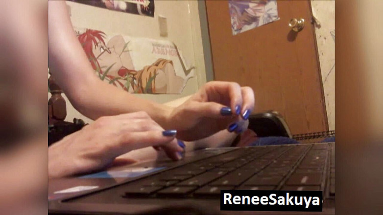 Renee Sakuya: Игнорируя, ты печатаешь на ее компьютере