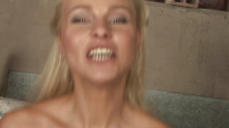 CBD Media: Une jeune blonde sexy aux seins naturels suce une grosse...
