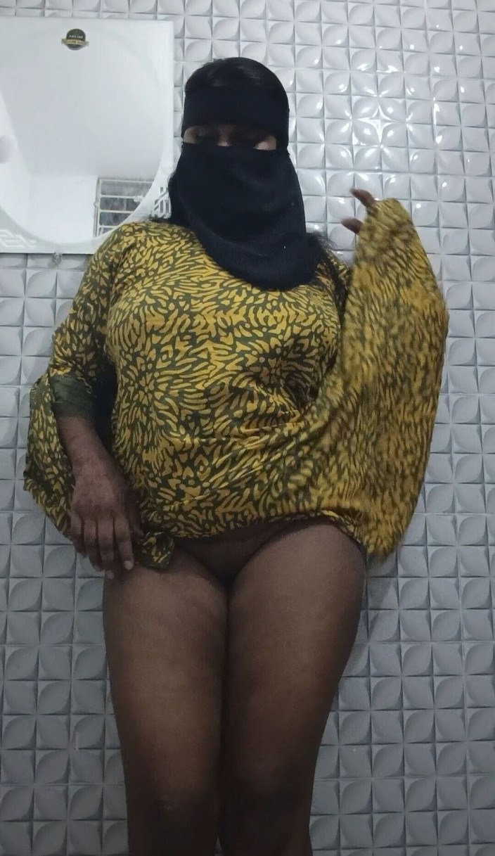 Skakoi: Chica india relajante en el baño