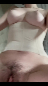 J’aimerais que ton visage soit entre mes seins pendant que je rebondis sur toi jusqu’à ce que nous jouions tous les deux