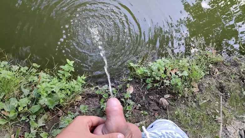 Idmir Sugary: Meando largamente al agua hace que el agua burbujee