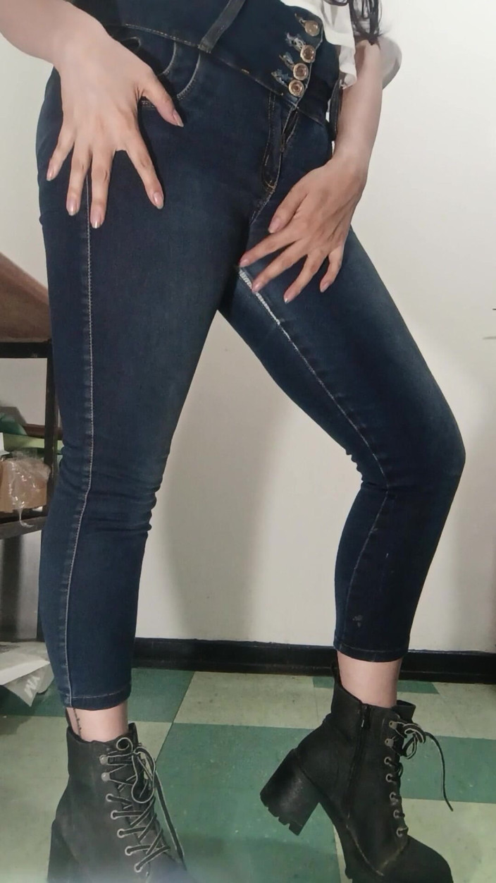Golden domme: Modelowanie zużyte dżinsy