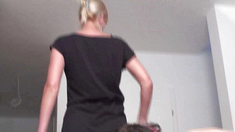Foot Girls: Lo schiavo deve leccare i piedi sporchi