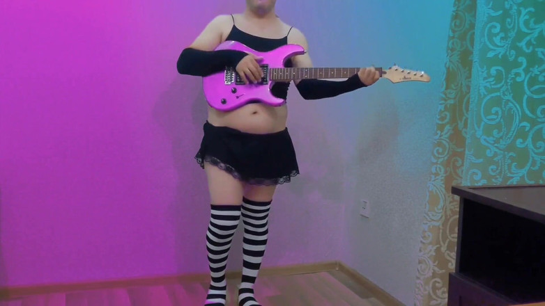 Kitty_Cross: Aku pengen banget mainin gitarmu sama cowok-cowok hotku yang lagi...