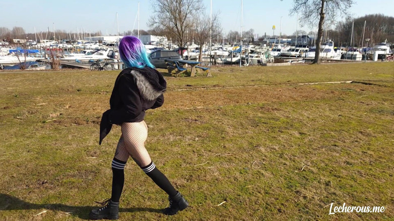 Lecherous: Alisha s'exhibe et se déshabille à la marina