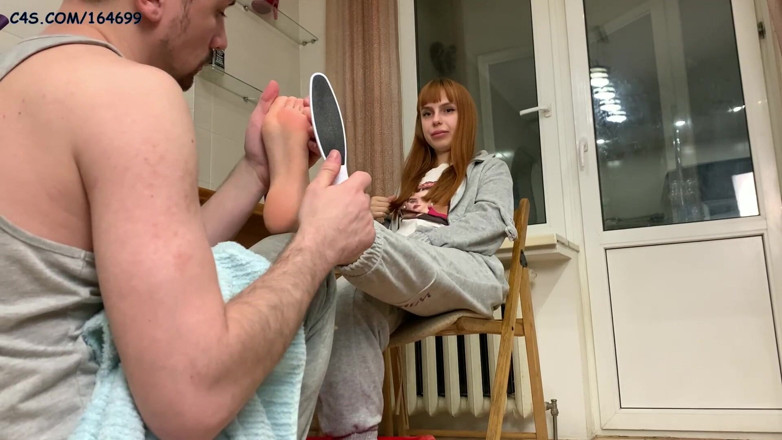 Petite Princesses Femdom: Любительське справжнє фемдом ноги servitude - протирає стопний пил ніг господині Кірі