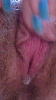 Harig grote clit poesje druipt van nat close-up orgasme