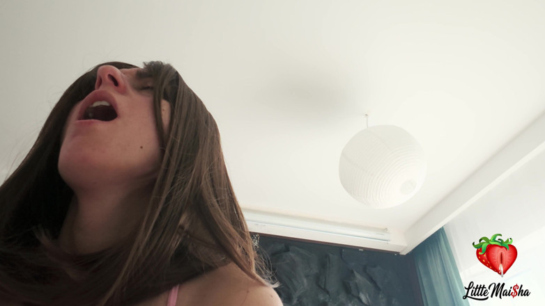 LittleMaisha: Brunetă sexy în ținută Hello Kitty face sex oral și masturbare manuală.