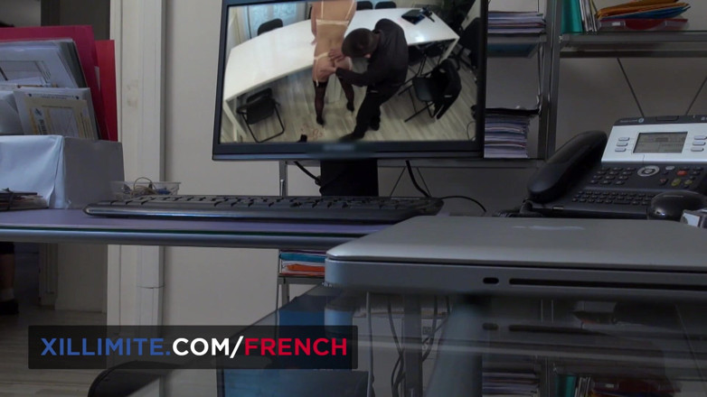French girls at work: Міжрасовий секс утрьох на офісному столі