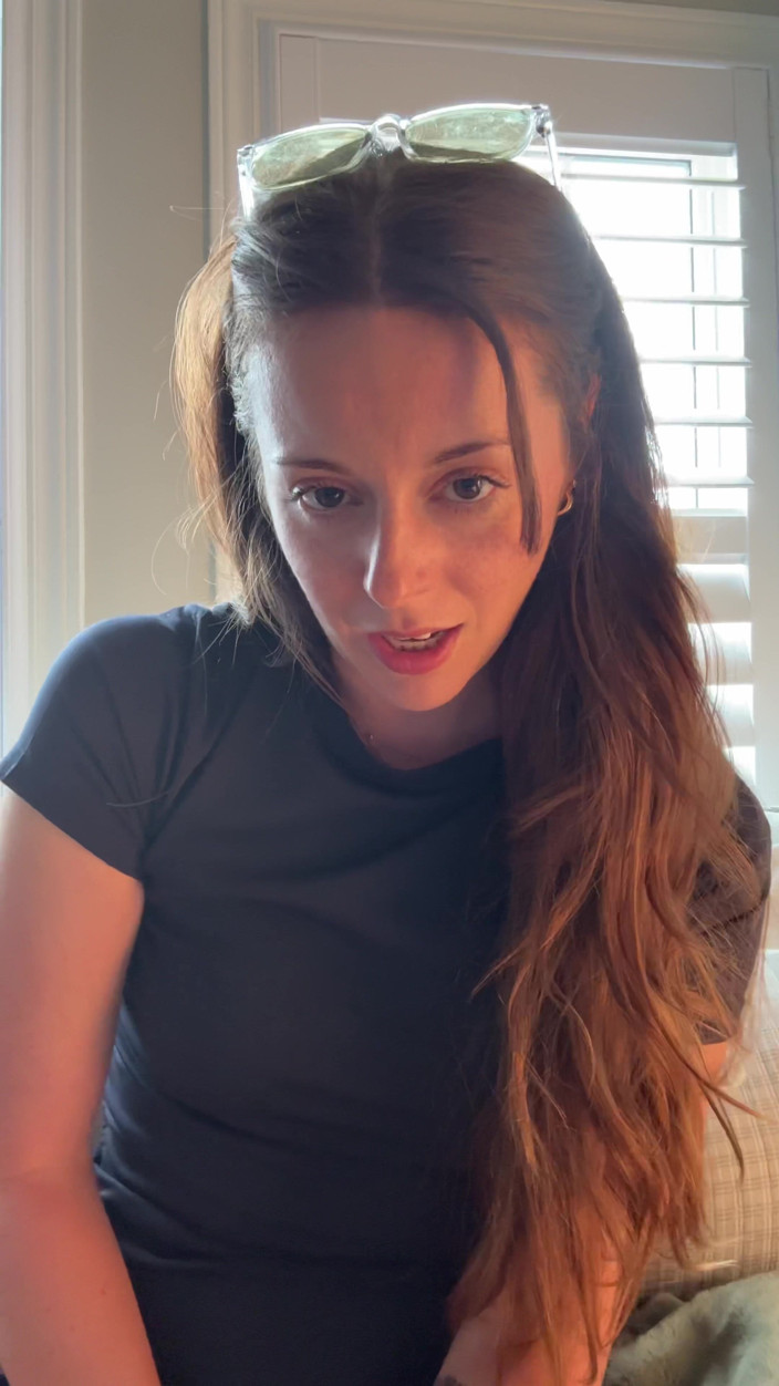Nadia Foxx: Cachonda con gafas te dice cómo acariciar!