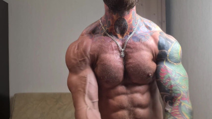 Valdemar Santana: Jock tatuada se aceita y muestra los músculos