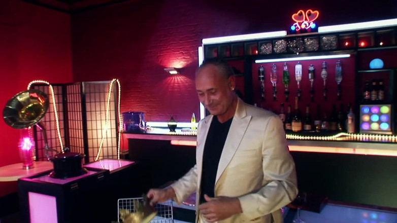 CBD Media: Un vieux riche organise une orgie dans son bar privé