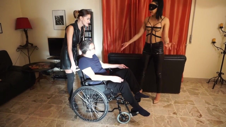 Lady Mesmeratrix Official: Tekerlekli sandalyeli köle taşak ezme cezası alıyor