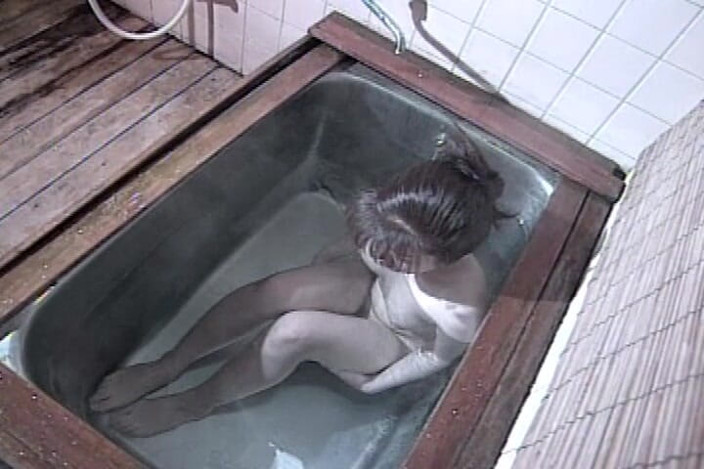 Asian Mature Climax: 亚洲少女在按摩浴缸里抚摸她毛茸茸的阴户