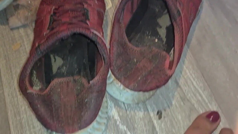 Simp to my ebony feet: Мої брудні старі тренери