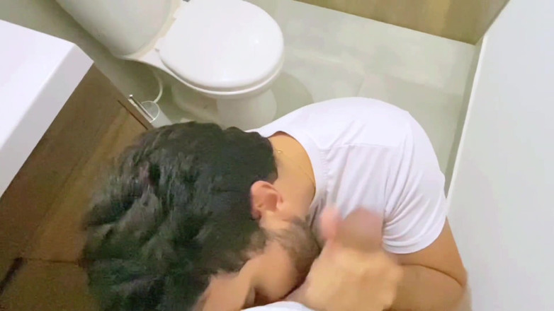 Dilan Castro: Cruisen door hetero neukt me hard zonder condoom in een...