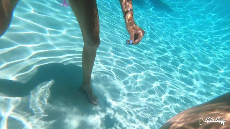 Kyla Keys: Trio sous l’eau à la piscine
