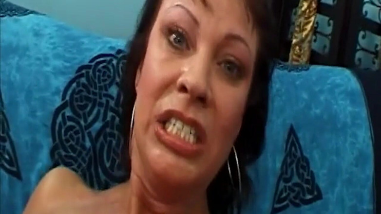 Mature Wanker: MILF bertetek besar menjolok pepek berbulu menitis basah dalam pakaian...