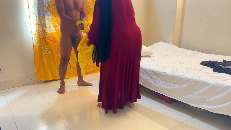 Aria Mia: Sexo tabú - musulmana tetona de 40 años quiere follar de los...