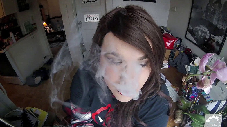 Miss Alina Paige: Trans linda fumando (no desnuda)