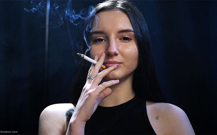Russian Smokers: 흑인 옷을 입고 담배를 피우는 우아한 갈색 머리