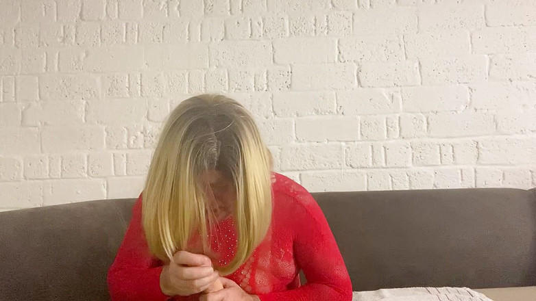 Rockme74: Crossdresser w czarnych rajstopach i czerwonej bieliźnie dokucza z dildem...