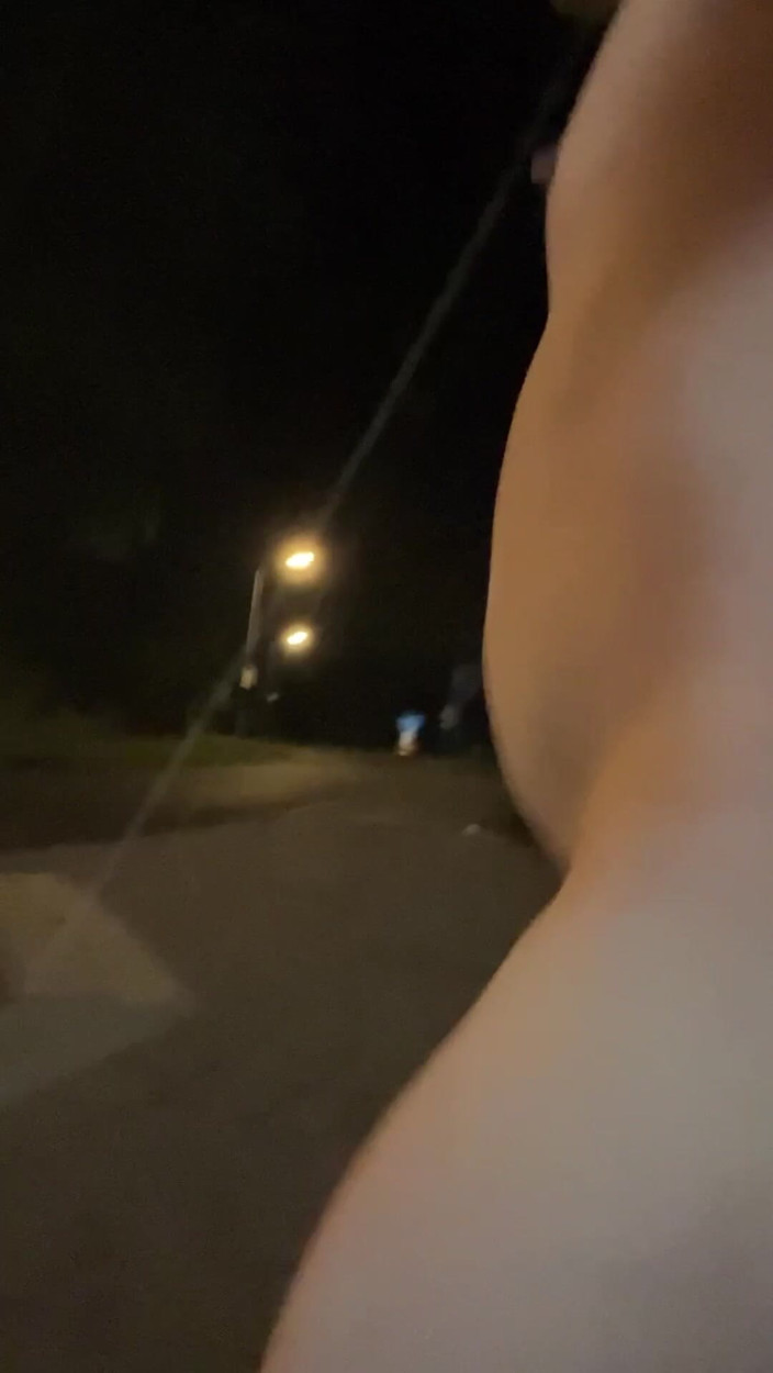No limit cbt slave: Muro nu, trem Perron e estacionamento