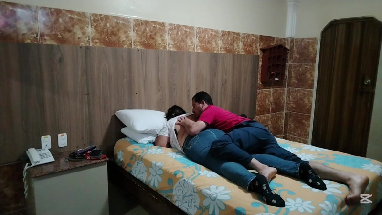 Stepmom_with_big_tits: Як смачно роздягнути мою грудасту колумбійську мачуху, поки вона лежить у кімнаті цією багатою ниткою, яку вона несе