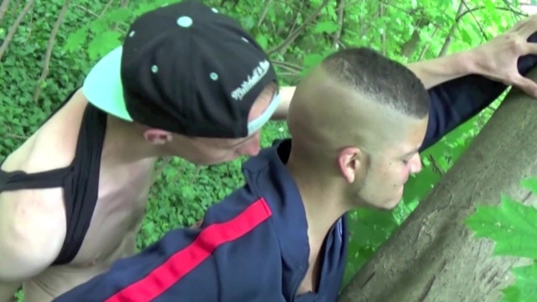 Gaybareback: Latino baisée dans la forêt par un garçon haut français