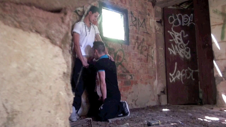BAD BOYS FUCKERS FROM FRANCE: Jimy futută în aer liber de youn sstraight badboy