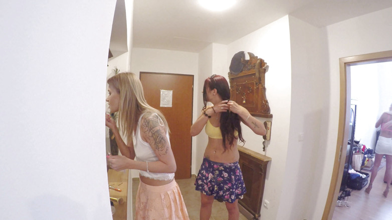 Leon Lambert Girls Twerk Parties CFNM: Le più grandi mutandine e senza mutandine si esibisce di...