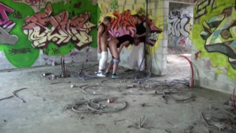 Crunch Boy: Schwul von 2 tops im exhibitionismus im freien gefickt