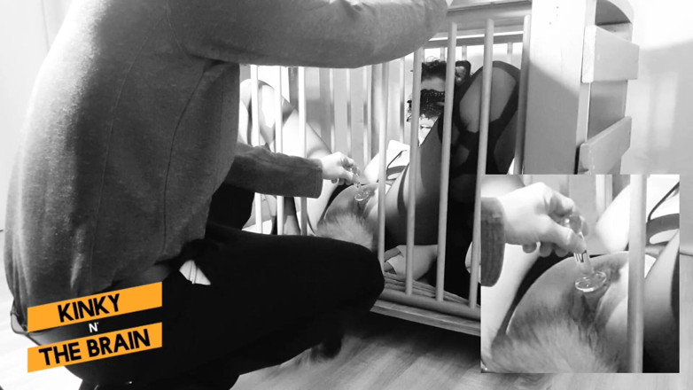 Kinky N the Brain: Хорошее домашнее животное играет в ее клетке для папочки