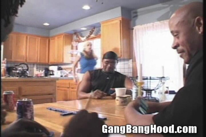 Gang Bang Hood: Une blonde blonde se fait sodomiser par une grosse bite...